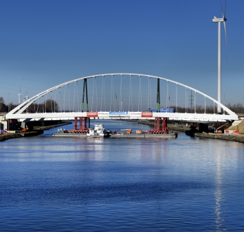 Tijdelijke brug van 1.000 ton over Albertkanaal geplaatst