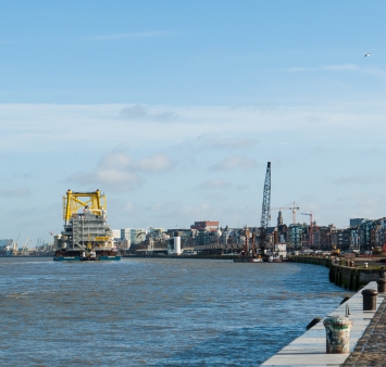 Offshore substation voor het Race Bank windmolenpark verlaat de Antwerpse haven