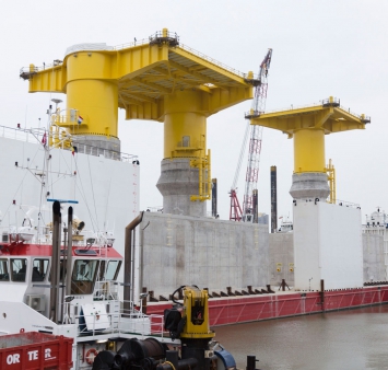 Gigantische funderingen voor Deens offshore windpark Kriegers Flak verlaten haven van Oostende