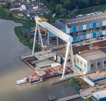 Transport of first bridge sections for Rozenburg lock
