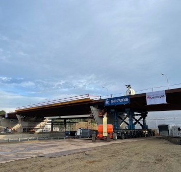 First of two corten steel bridges installed across the Ring in Zaventem